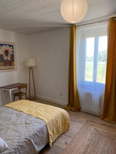 une chambre avec un lit et une grande fenêtre dans l'établissement La maison Pont Rouge, à Carcassonne