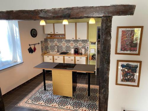 - une cuisine avec une table au milieu d'une pièce dans l'établissement La maison Pont Rouge, à Carcassonne