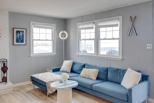 Χώρος καθιστικού στο Bayfront Brigantine Escape with Porch and Bay Views!