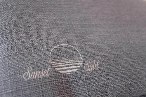 a drawing of a tennis racket on a piece of cloth at Sunset Split Rooms in Podstrana