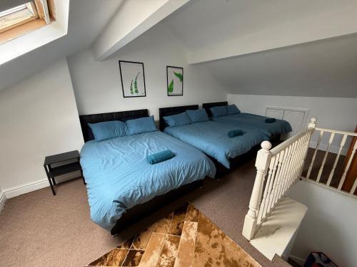 Un pat sau paturi într-o cameră la Leeds Serviced Accommodation - Apartments - 3 Bed House-Close To Centre -M621 & M1 - Contractors - Business Travellers - Families