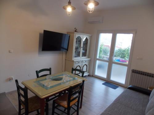 Μια τηλεόραση ή/και κέντρο ψυχαγωγίας στο Apartman Činpiko