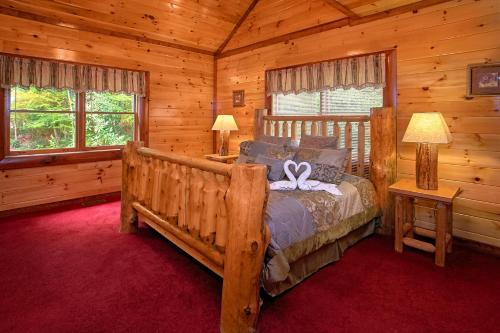 ein Schlafzimmer mit einem Bett in einer Blockhütte in der Unterkunft Live, Laugh, Love Pool Lodge in Cosby