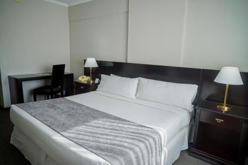 Plaza Real Suites Hotelにあるベッド