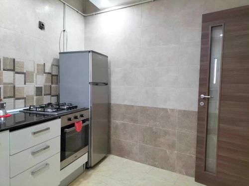 eine Küche mit Herd und Kühlschrank in der Unterkunft La perle de Annaba in Annaba