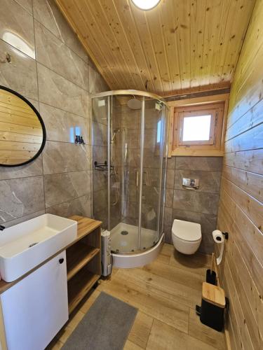 ein Badezimmer mit Dusche, Waschbecken und Toilette in der Unterkunft ENOdomki in Kwilcz