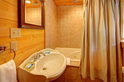 ein Badezimmer mit Waschbecken und Badewanne in der Unterkunft Magic Moments Holiday home in Gatlinburg