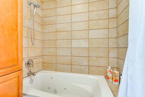 een kleine badkamer met een bad en een douche bij Walk to Ocean Manhattan Beach Home with Deck in Manhattan Beach