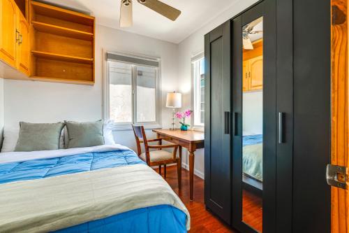 een slaapkamer met een bed, een bureau en een tafel bij Walk to Ocean Manhattan Beach Home with Deck in Manhattan Beach