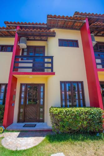 a house with a red and white at Casa Residencial Jerusalém II in Santa Cruz Cabrália