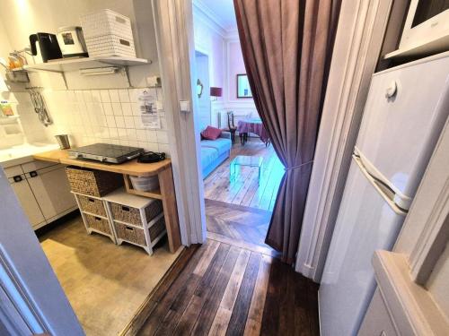 un couloir d'une petite maison avec une cuisine dans l'établissement Résidence Le Splendide - Dans ancien palace à proximité des Thermes Chevalley, magnifique vue sur ville et lac, au calme ! MAE-7614, à Aix-les-Bains