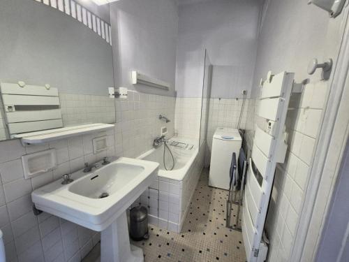 une salle de bain avec un lavabo, une baignoire et des toilettes dans l'établissement Résidence Le Splendide - Dans ancien palace à proximité des Thermes Chevalley, magnifique vue sur ville et lac, au calme ! MAE-7614, à Aix-les-Bains