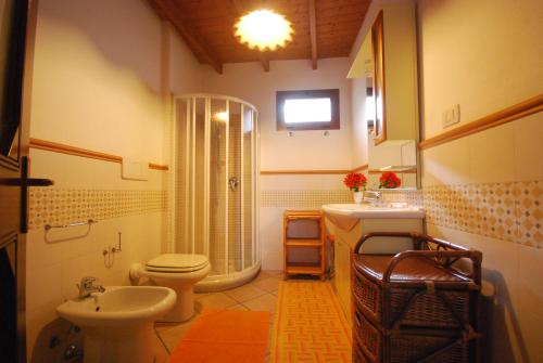 A bathroom at Narboni Mannu