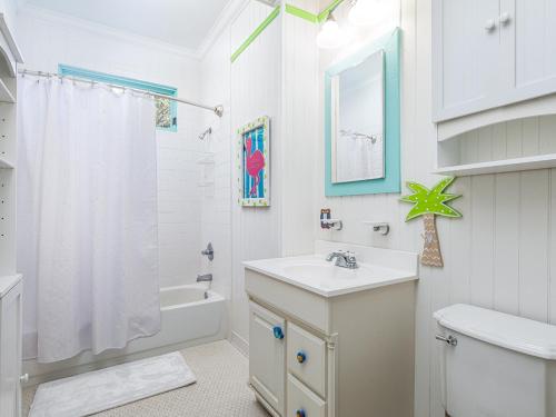 een badkamer met een wastafel, een toilet en een douche bij Coastal Soul Cottage in Tybee Island