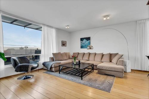 Rooftop Balcony -AMZ view - LRG 2 BR -Free Parking