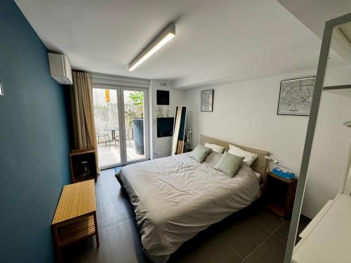 Ένα ή περισσότερα κρεβάτια σε δωμάτιο στο Logement en face du Parc