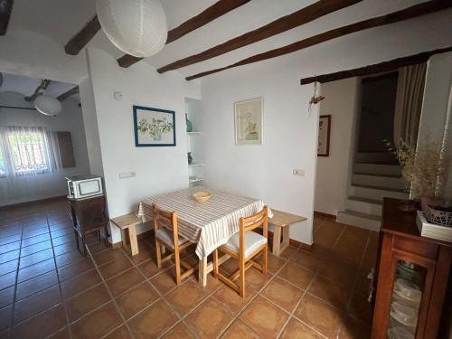 a dining room with a table and chairs at casa los almendros in Confrides