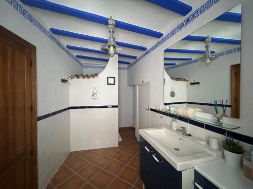 a bathroom with a sink and a mirror at casa los almendros in Confrides