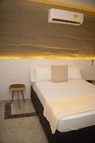 a bedroom with a bed and a small table at Palmarito Beach Hotel in Tierra Bomba