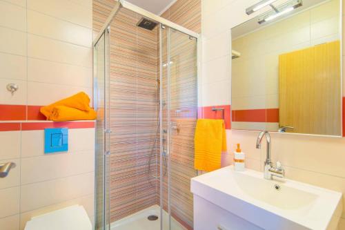 a bathroom with a shower and a sink at Villa Tammy by Villa Plus in Vodnjan