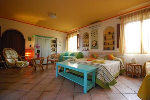 Un dormitorio con una cama y una mesa. en Narboni Mannu, en Teulada