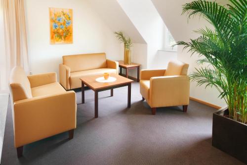 a waiting room with two chairs and a table at Gästehaus am Schloss in Schwebheim