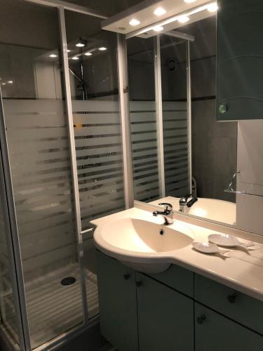 une salle de bain avec un lavabo et une douche dans l'établissement Le 70, vue mer, climatisé, à deux pas de la plage, à Cavalaire-sur-Mer