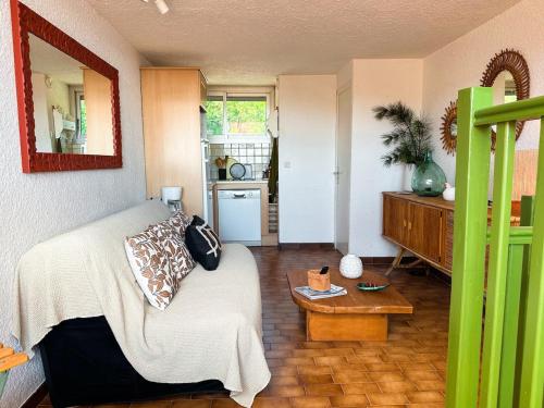 une chambre avec un lit et une table dans une pièce dans l'établissement Le 70, vue mer, climatisé, à deux pas de la plage, à Cavalaire-sur-Mer