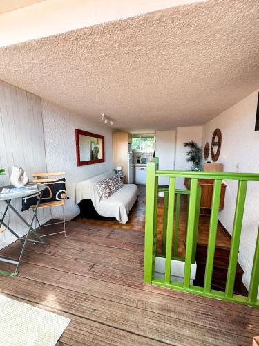 une chambre avec un lit et une balustrade verte dans l'établissement Le 70, vue mer, climatisé, à deux pas de la plage, à Cavalaire-sur-Mer