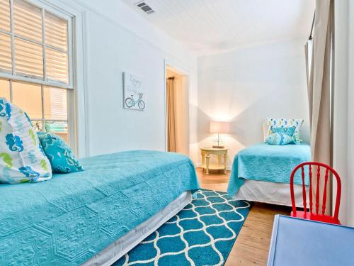 Un dormitorio con dos camas y una ventana. en Bikini Top, en Tybee Island