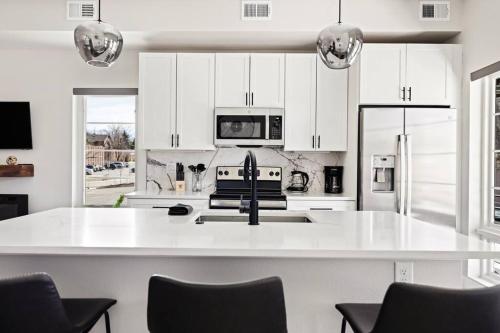 Golden Sanctuary Luxe Apt 1 Block From Main St 주방 또는 간이 주방