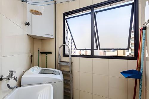 Et badeværelse på Vila Tupi-Praia Grande , 100 metros da praia, 2 quartos com ar condicionado ,sendo uma suíte, Piscina , varanda com churrasqueira, garagem , Wi-Fi