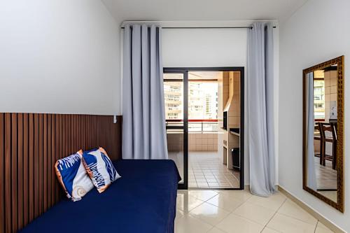 En eller flere senge i et værelse på Vila Tupi-Praia Grande , 100 metros da praia, 2 quartos com ar condicionado ,sendo uma suíte, Piscina , varanda com churrasqueira, garagem , Wi-Fi