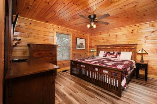 ガトリンバーグにあるGatlinburg Summit Viewsの丸太小屋のベッドのある寝室
