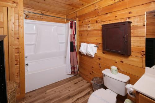 ガトリンバーグにあるGatlinburg Summit Viewsのバスルーム(白いトイレ、シャワー付)