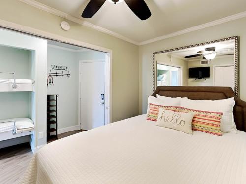 une chambre avec un lit avec un miroir au mur dans l'établissement Beach Racquet A209, à Tybee Island