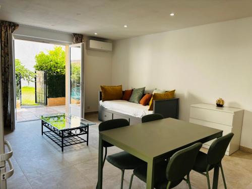un salon avec une table et un canapé dans l'établissement Superbe Appartement rénové à 150 mètres de la plage de Fréjus, à Fréjus