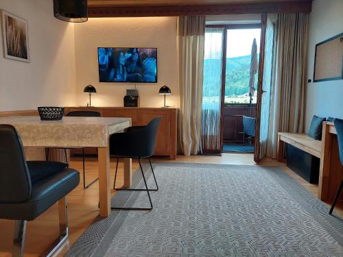 a living room with a table and chairs in a room at Abis Ferienwohnung Salzkammergut in Strobl