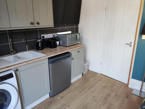 Η κουζίνα ή μικρή κουζίνα στο Self Check-in Micro Studio for max 2 guests in Central location RG4 with your own Kitchenette Bathroom Parking and Shared Garden