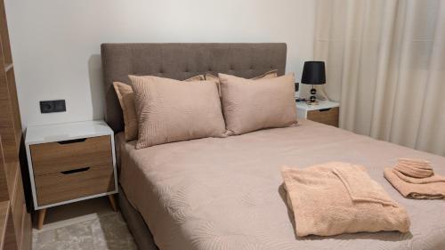 マラケシュにあるStylish Apart Near City Centerのベッドルーム(枕付きのベッド、ナイトスタンド付)