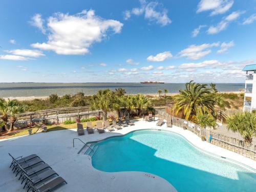 Bay View Villas 203の敷地内または近くにあるプール