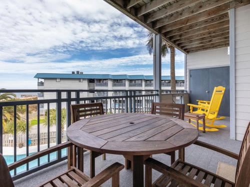 Bay View Villas 203にあるバルコニーまたはテラス