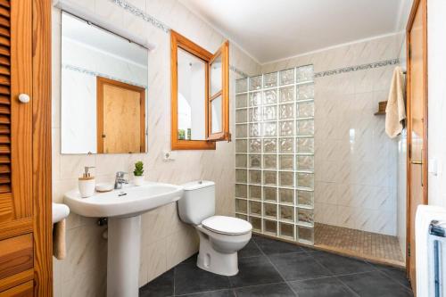 un baño con inodoro y lavabo en Villa Xabec by Villa Plus, en Cala en Blanes