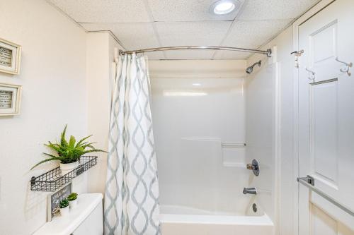 Vannituba majutusasutuses Modern Caravelle Resort Condo Near Golf Courses!