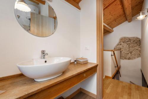 Un baño con un lavabo blanco y un espejo. en Casa Angelina, en Vrsar