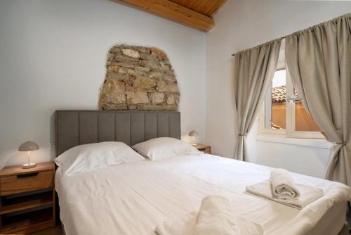 Un dormitorio con una cama grande y una ventana. en Casa Angelina, en Vrsar