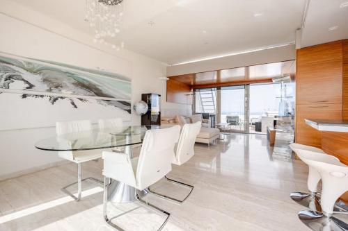 バレッタにあるPenthouse with Jacuzzi & Panoramic Views - Heart of Vallettaのギャラリーの写真