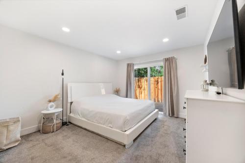 Ένα ή περισσότερα κρεβάτια σε δωμάτιο στο Modern Downtown Escape Sleeps 10