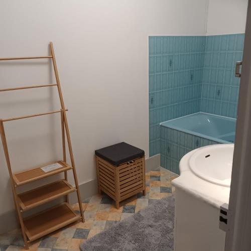 une salle de bain avec une échelle, des toilettes et une baignoire dans l'établissement Maison de village au calme 4 chambres, à Cuiseaux
