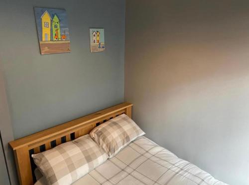 ミルポートにあるKames Bay Couples Retreatの寝室の隅にある小さなベッド